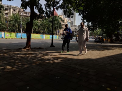 两个人在公园里散步

